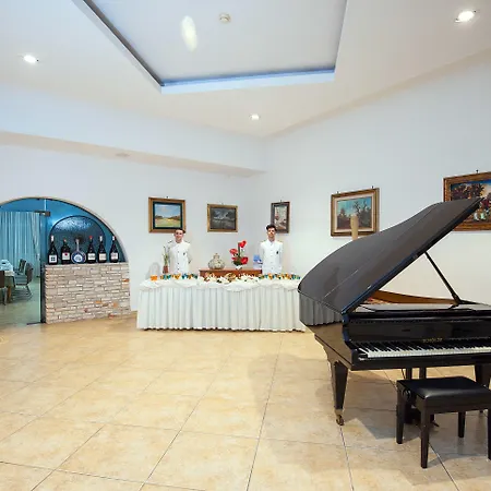 Joli Park - Caroli 3*