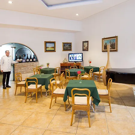 Joli Park - Caroli Hotell